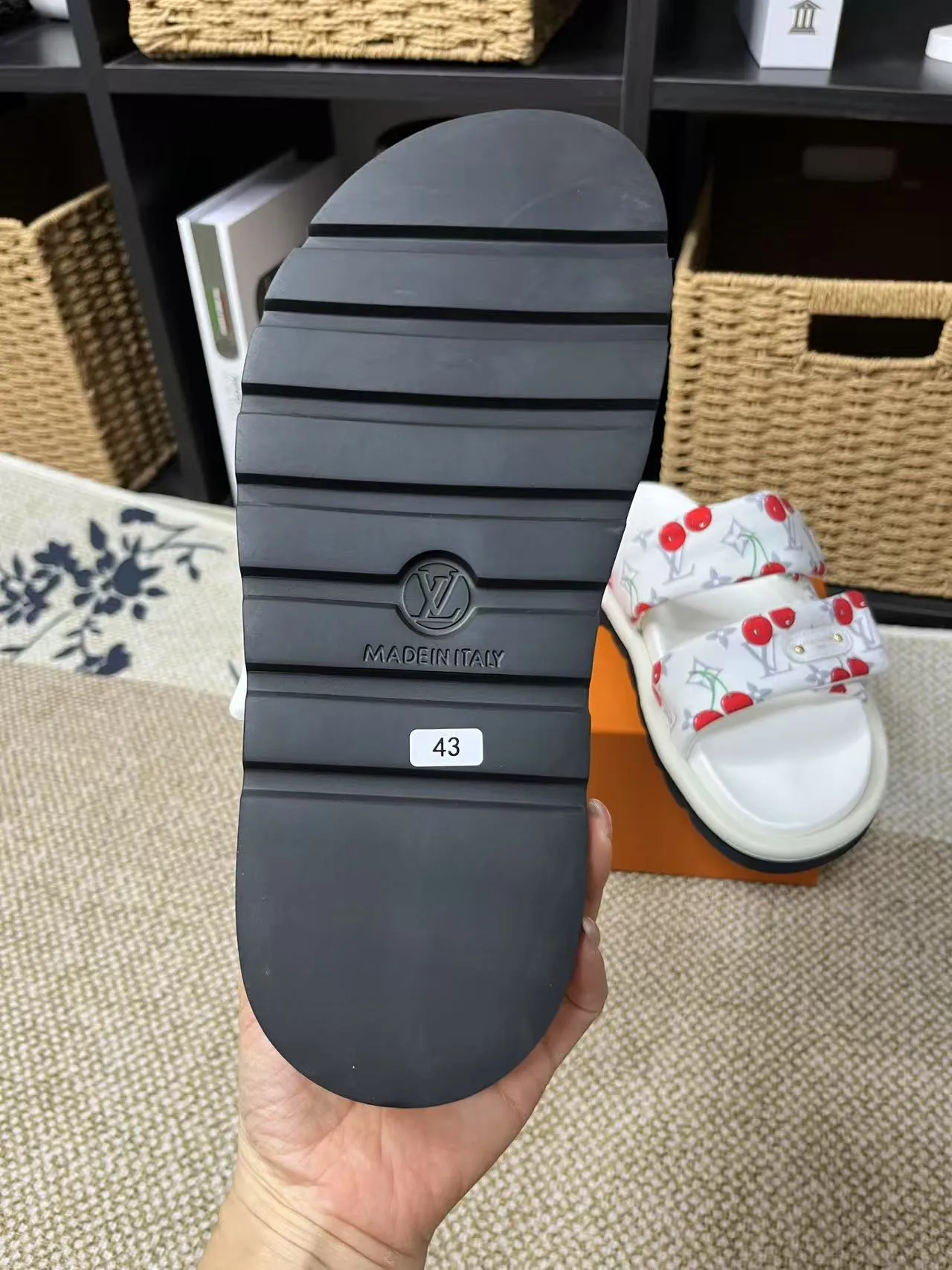 P340 yuan LV Louis Vuitton Full of high-end feel! A popular model among bloggers at home and abroad, it’s retro and fashionable, and looks stunning on your feet! Mainly recommended model on the official website★ ━━━━━ ЅᏇєєt ━━━━━ ▪️Upper: original calfskin ➕5D printing process ▪️Inner: imported mixed sheepskin ▪️Outsole: original molded foam outsole ▪️Size: Female 35-40 Men's 39-44 (women's 41 men's 45)